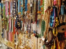 Продажа радужных ожерелий в Индии