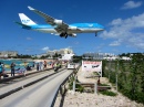 Самолет KLM над Maho Bay Beach в Синт-Мартен