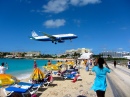 Самолет авиакомпании United Airlines над пляжем Махо