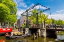 Канал и мост в Амстердаме