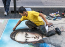 Уличный художник рисует Мона Лизу
