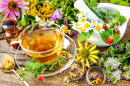 Чашка травяного чая, полевых цветов и ягод
