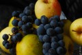 Виноград и яблоки - натюрморт осенью