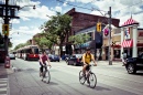 Велосипедисты на Квин-Стрит, Торонто