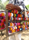 Продавец браслетов в Индии