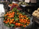 Апельсины и фрукты на вьетнамском рынке