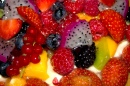 Фрукты, ягоды и крем - вкусный десерт