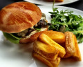 Вкусный бургер и картофель фри