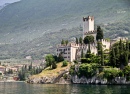Замок Мальчезине на озере Гарда