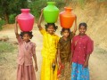 Индийские девочки несут воду