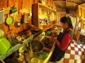 Коренная Мапуче в своей кухне