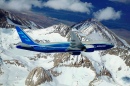 Боинг 777-200LR виражирует над горой