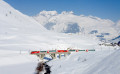 Glacier Express рядом с Хоспенталь, Швейцария