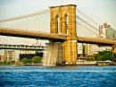 Водопад под Бруклинским мостом в Нью-Йорке