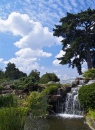 Водопад и обзор неба в садах Кью