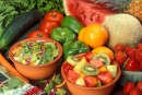 Свежие нарезанные фрукты и овощи