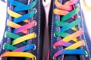 Кроссовки с цветными шнурками