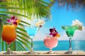 Освежающие коктейли на пляжном столе