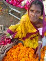 Продавщица цветов на индийском базаре