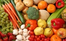 Разнообразие свежих фруктов и овощей