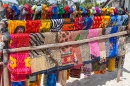 Разноцветные шарфы в Кении
