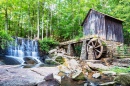 Историческая мельница и водопад в городе Мариетта, Джорджия