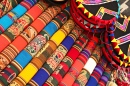 Разноцветные ткани на перуанском рынке