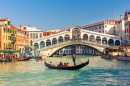 Гондола рядом с мостом Риальто в Венеции