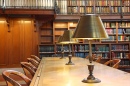 Библиотечный стол с лампой