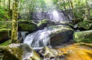 Водопад в тропическом лесу