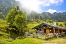 Деревянный домик в Альпах