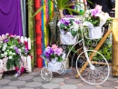 Белые велосипеды с цветами