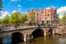 Кривые здания и каналы Амстердама