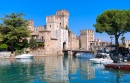 Замок Сирмионе на озере Гарда, Италия