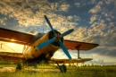 Старый самолет на закате