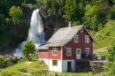 Традиционный дом и водопад в Норвегии