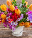 Цветки фрезии и тюльпанов