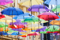 Уличные декорации с раскрытыми зонтиками