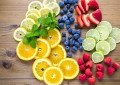Свежие нарезанные органические фрукты