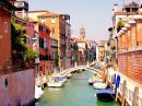 Маленький канал в исторической Венеции