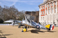 Старый самолет на выставке в Лондоне
