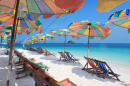 Пляжные стулья и зонтики