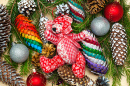 Плюшевый медведь на рождественской елке