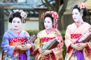 Три молодые гейши в Киото