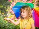 Счастливый ребенок под дождем