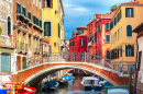 Узенький канал в Венеции