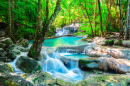 Красивый водопад в тайских джунглях
