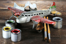 Старый оловянный игрушечный самолет