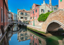 Улица с каналом в Венеции