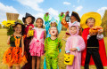 Дети в Хэллоуинских костюмах